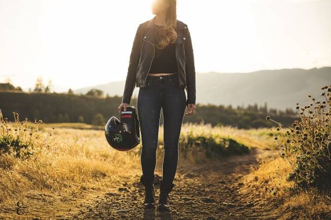 ¿Por qué es vital usar casco al andar en moto?