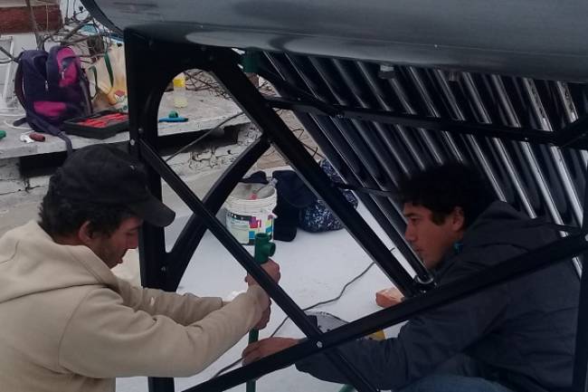 Se instaló el primer termotanque solar en un Centro Vecinal