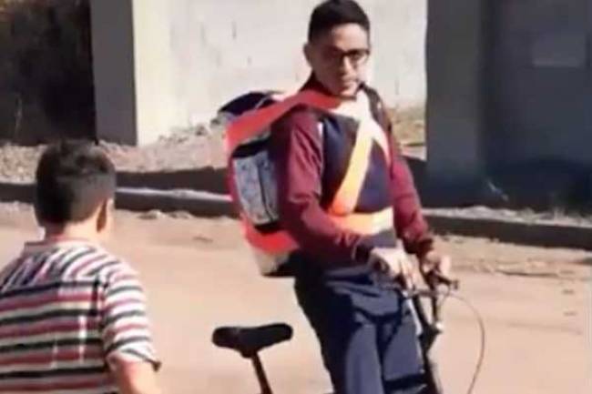 Paramédico héroe: Trabaja 12 horas, pero vive en Oliva y por el paro de transporte viaja en bicicleta 6 horas 