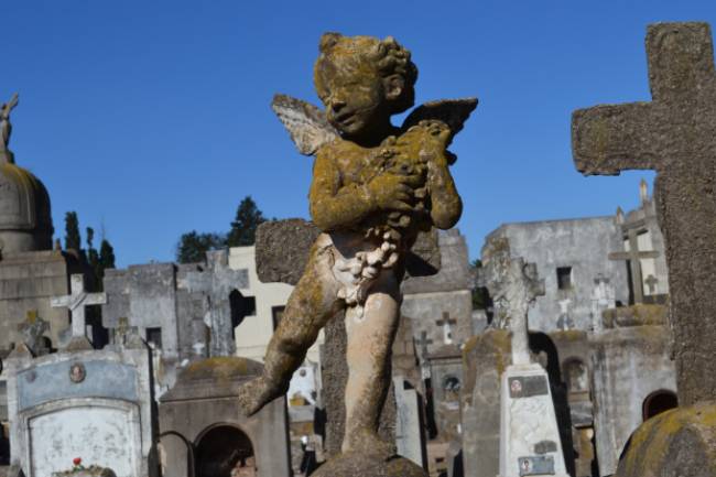 ¿ Qué significan los seres con alas en los cementerios ?