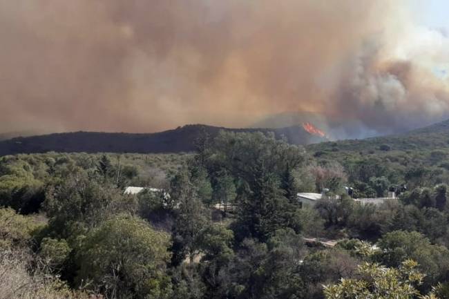 Siguen activos los incendios en las zonas de Capilla del Monte y Cosquín