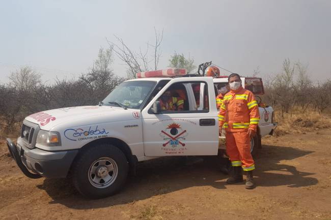 Más de 200 Bomberos combaten incendios en Las Albahacas, Villa El Chacay, y Alpa Corral