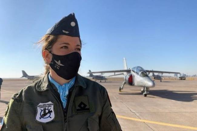 "Primer Vuelo Solo" de una piloto de combate mujer de la Fuerza Aérea Argentina