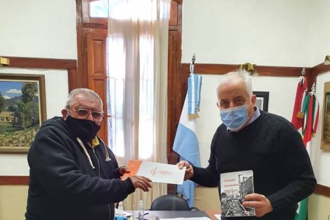 Río Ceballos subsidia a un escritor para que pueda publicar su libro “Corazón Ferroviario”