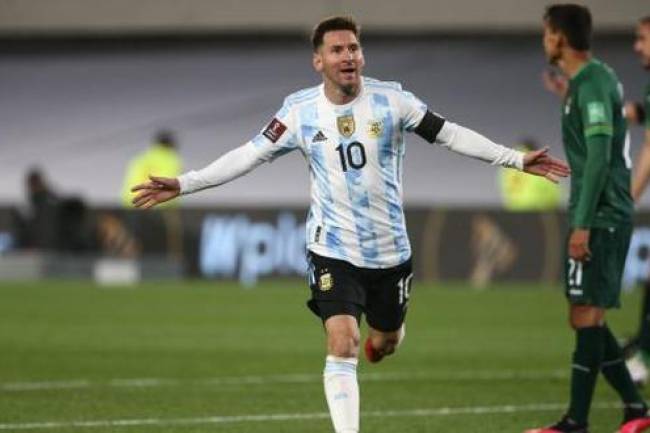 Messi brilla con tres goles y Argentina celebra la vuelta del público con triunfo sobre Bolivia
