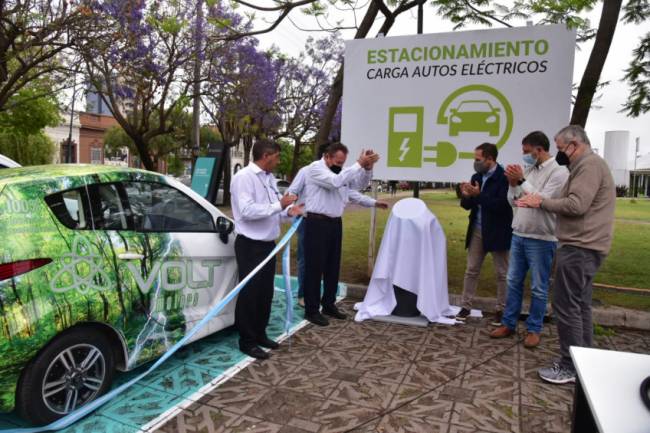 En Villa María, los autos eléctricos ya tienen su primer estación de carga