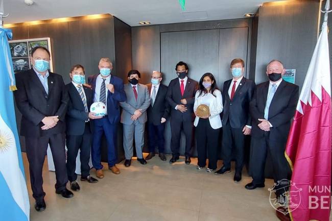 Buscan que el invento de la pelota de fútbol se presente en Qatar 2022