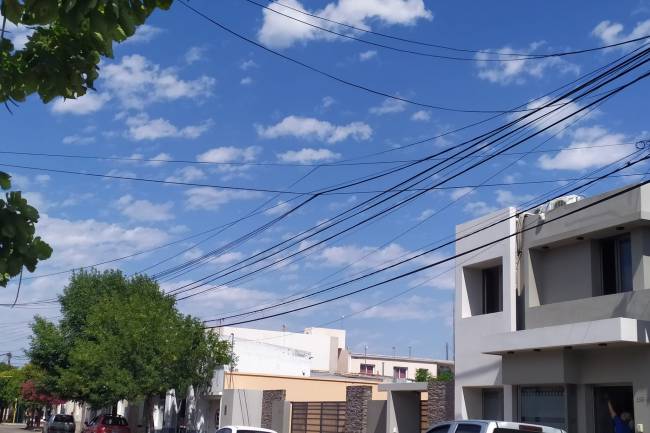 Sampacho: Buscan respuesta a los cables que inundan las calles de esa localidad