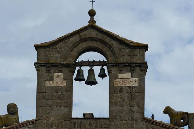 Italia: Un cura fue multado por tocar demasiado las campanas