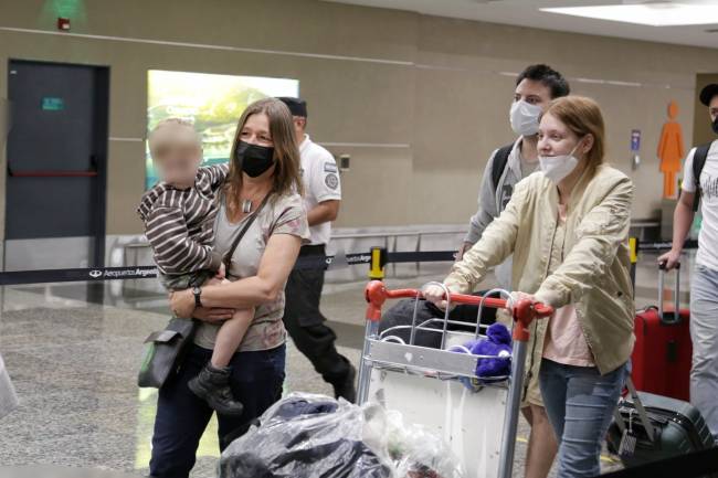 Llegaron al país el primer contingente de argentinos que salió de Ucrania