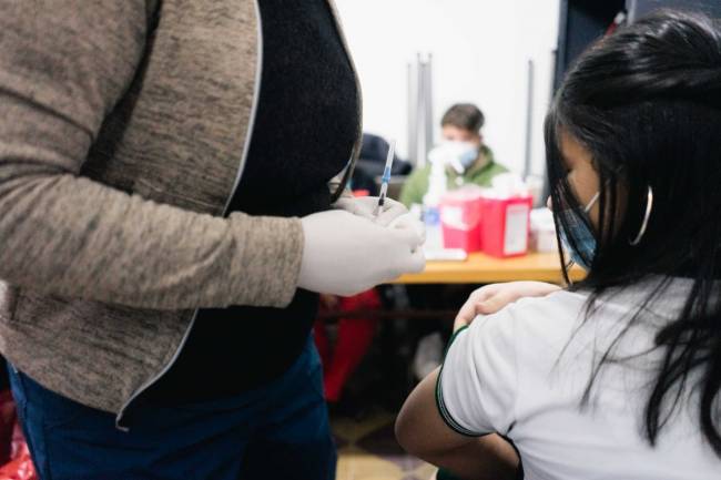 Ya se vacunaron contra el Covid más de 1600 jóvenes de escuelas secundarias