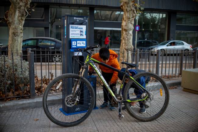 En dos sectores de la ciudad de Rio Cuarto instalaron infladores para bicicletas