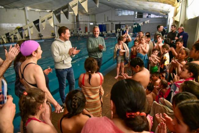 Niñas y niños de escuelas rurales volvieron a practicar natación en la jornada extendida