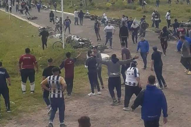 Antes de que Talleres pasara a semifinales, sus hinchas se enfrentaron con piqueteros en Santa Fe