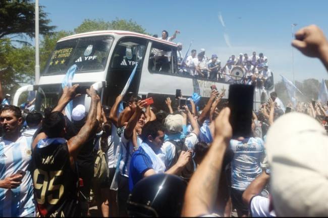 Histórico: 4 millones de argentinos festejan la caravana junto a los jugadores campeones del mundo