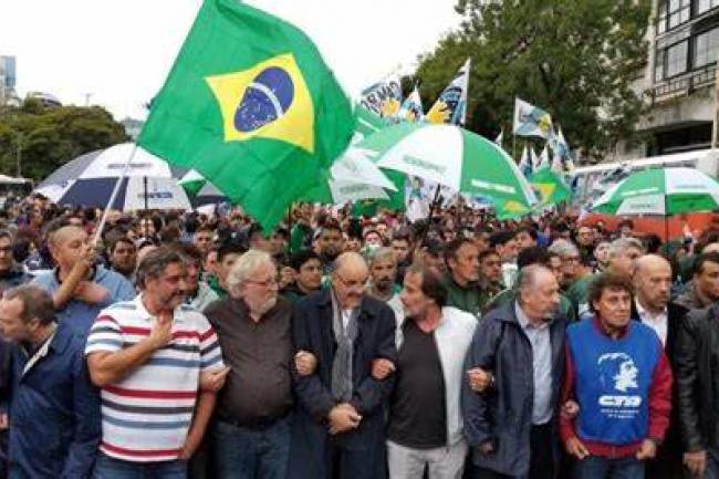 Apoyo a Lula a las puertas de la Embajada en Buenos Aires