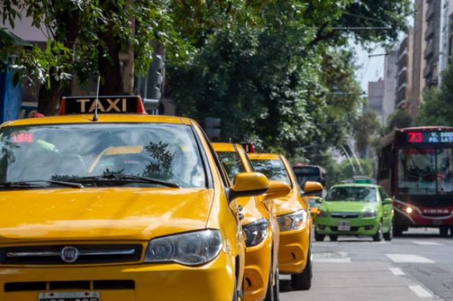 Desde mañana, viajar en taxi o remis será más caro