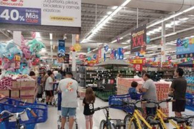 Supermercados y mayoristas en todo el país abarrotados de gente, por temor a nuevos aumentos