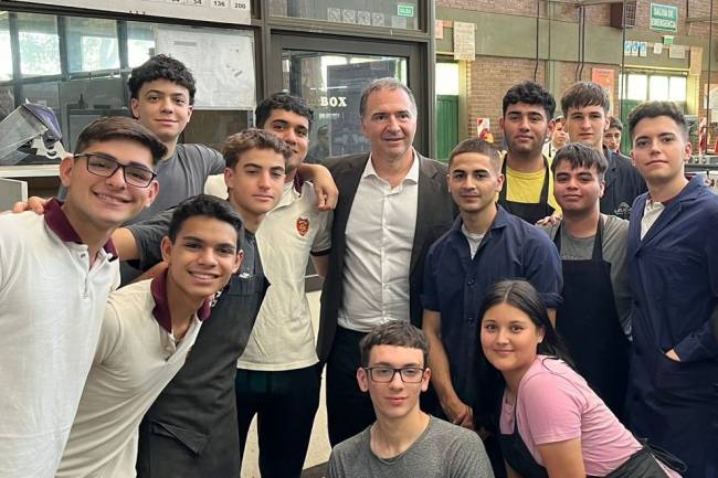 En su primer día como ministro, Horacio Ferreira visitó escuelas de Balnearia