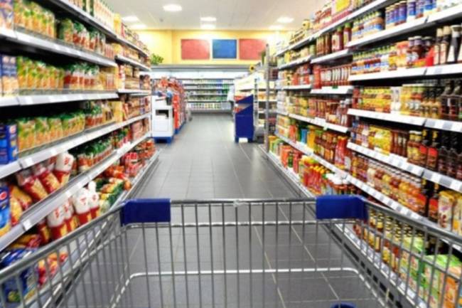 Un grupo de supermercados anunció que desde mañana bajará los precios