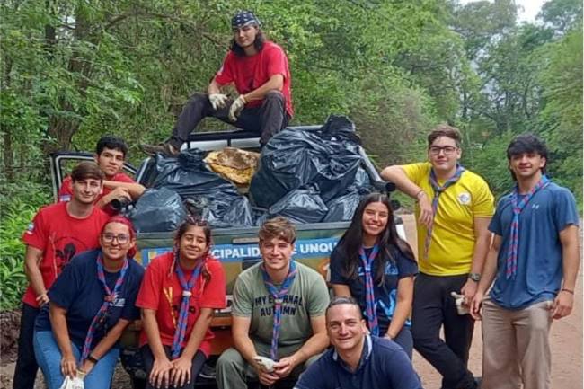 Un grupo de Scouts limpió el arroyo de Unquillo