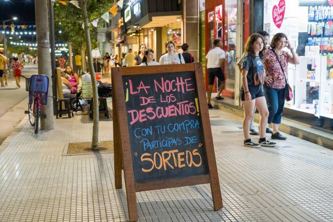 Comerciantes de Jesús María tuvieron una noche de sábado exitosa ofreciendo importantes descuentos