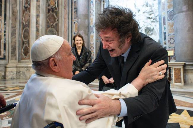 Tras las polémicas declaraciones y disculpas, Javier Milei tuvo un caluroso encuentro con el Papa Francisco 