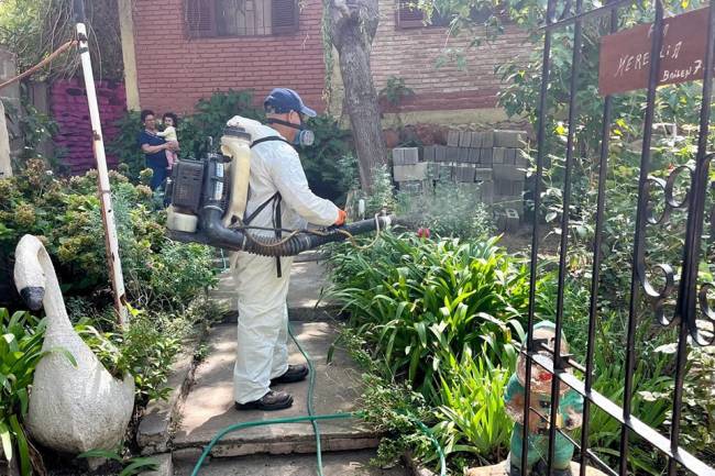 Operativos de bloqueo ante casos de dengue en Villa Allende