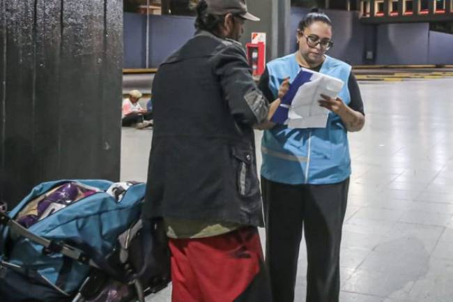 Personas que viven en la calle reciben contención del Municipio