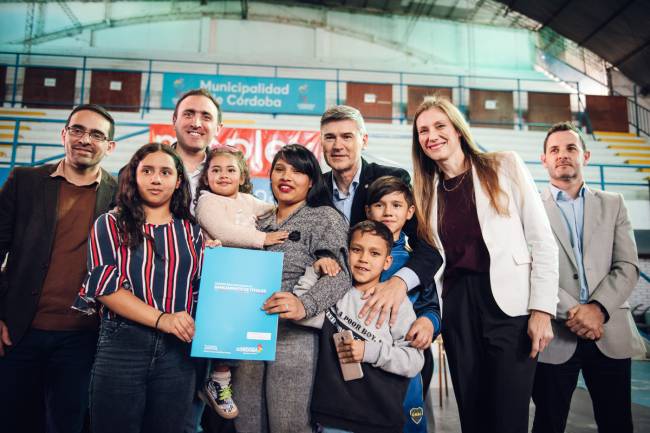 Vecinos de más de 60 barrios de la Capital recibieron los títulos de sus inmuebles