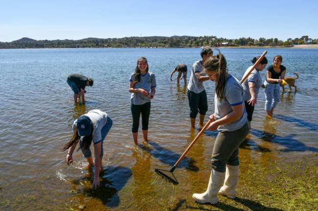 Estudiantes secundarios realizaron una jornada de limpieza en el dique de Embalse