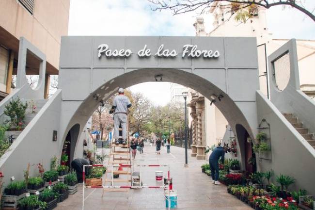 El Paseo de las Flores vuelve a tomar color