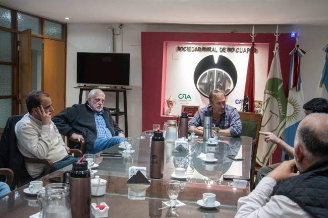 Autoridades de la Sociedad Rural Río Cuarto se reunieron con el ex intendente Llamosas