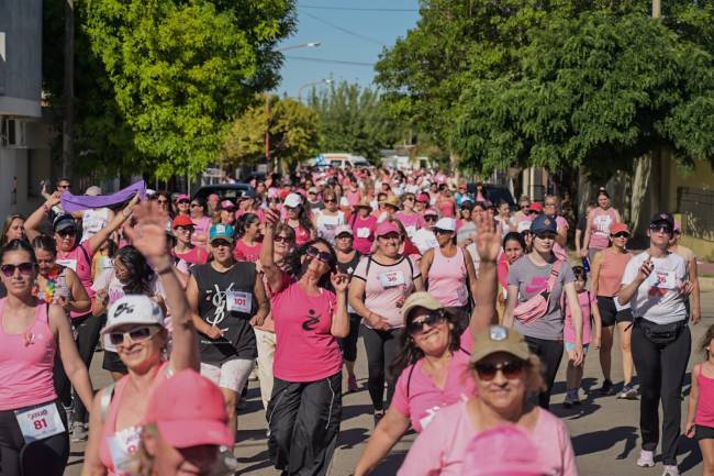 Arroyito se tiñó de rosa, concientizando sobre el cáncer de mama