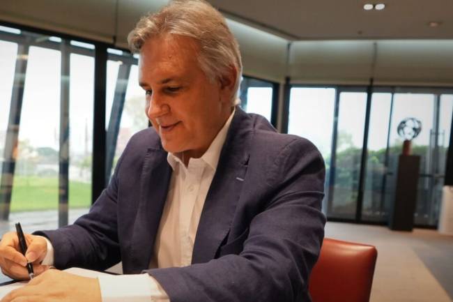 Llaryora promulgó la ley de Ficha Limpia