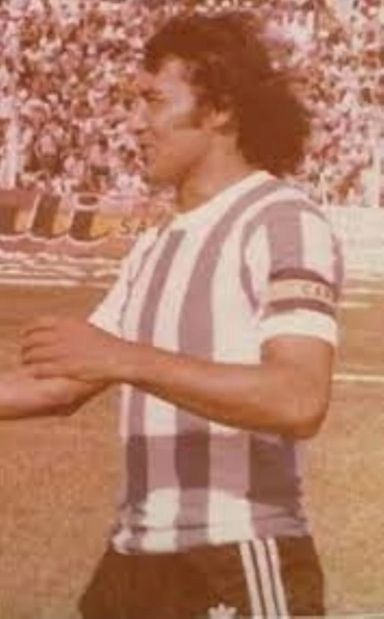 Historias de ídolos del fútbol cordobés: una chueca académica