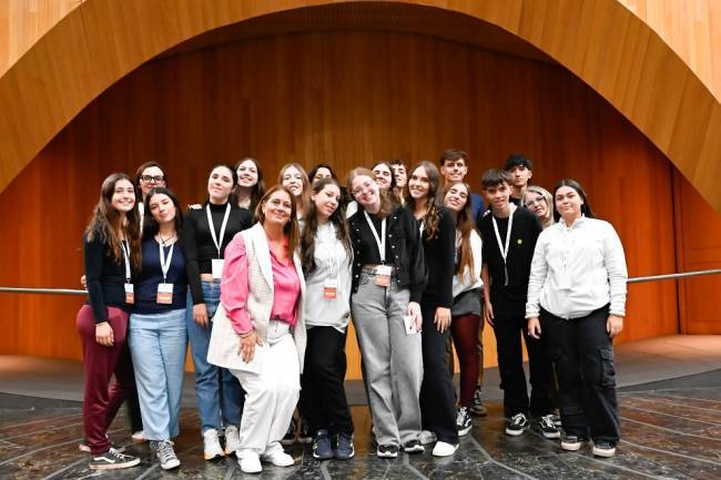Alumnos de Unquillo y Brasil visitaron la Legislatura de Córdoba