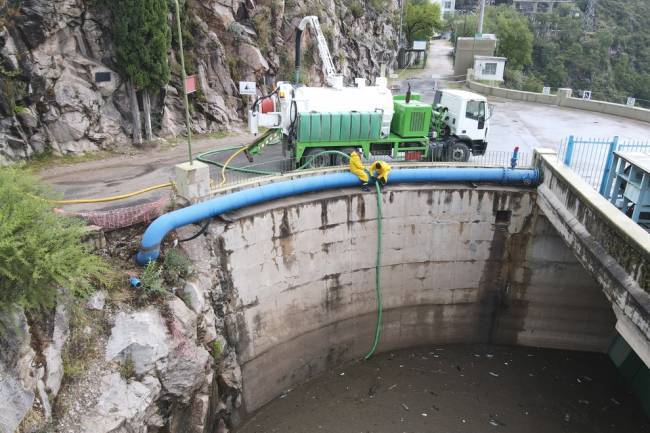 La Provincia realizó una limpieza en el Dique La Viña