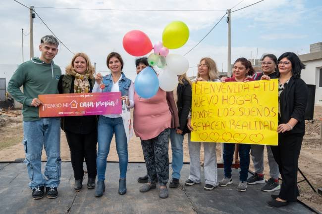Más familias de Arroyito recibieron sus casas propias