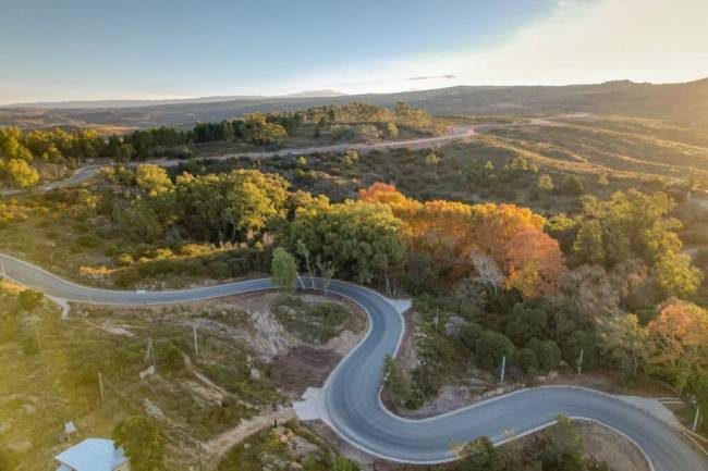 Llaryora supervisó el progreso de la pavimentación de la ruta 28