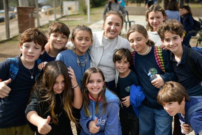 En Agua de Oro, Prunotto inauguró mejoras en una escuela y entregó aportes a un club