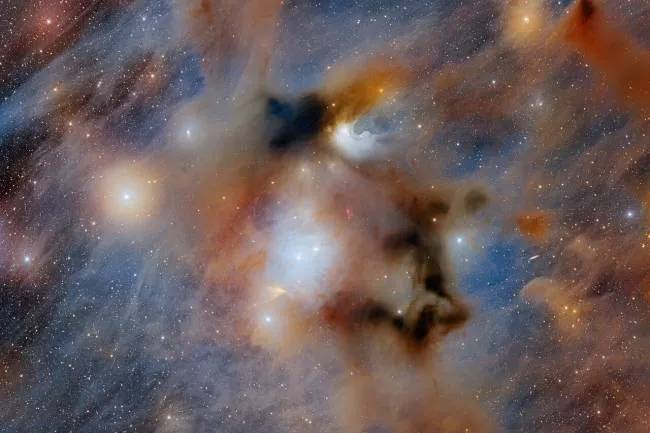 Luces en la oscuridad: captan detalles nunca vistos de una fábrica de estrellas cercana