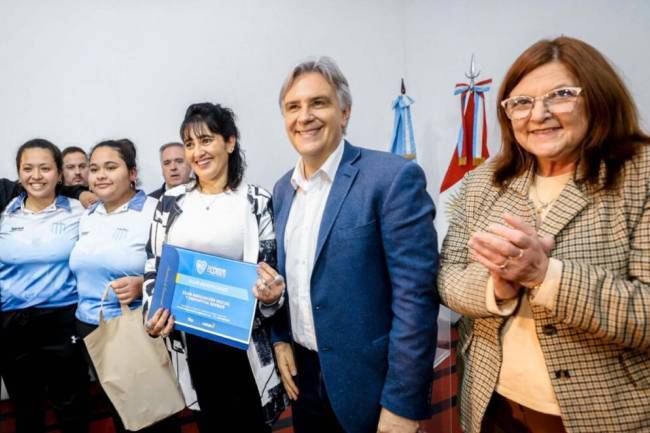 Llaryora entregó viviendas y anunció nuevas obras para Seeber