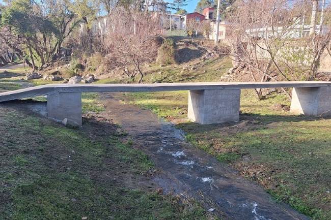 Río Ceballos reconstruye la pasarela de Los Mimbres tras 10 años de espera