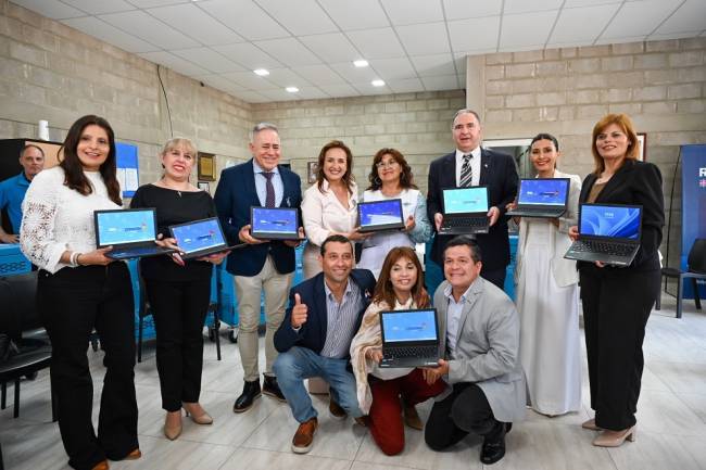 Prunotto y Ferreyra encabezaron entrega de netbooks a 14 escuelas del norte provincial