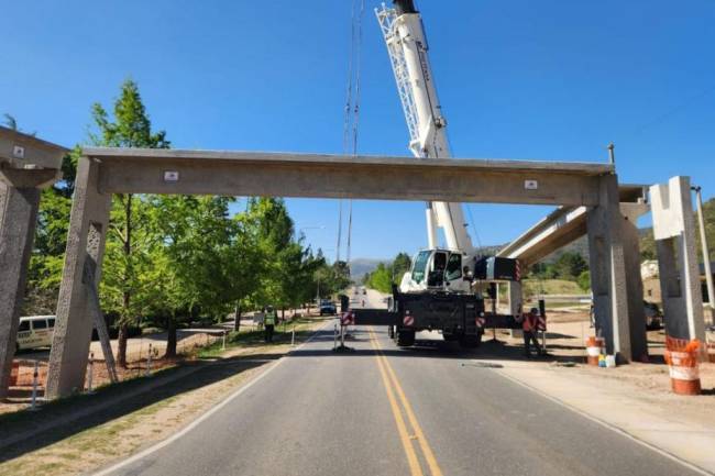 Una pasarela con estilo centroeuropeo renueva el acceso a Villa General Belgrano