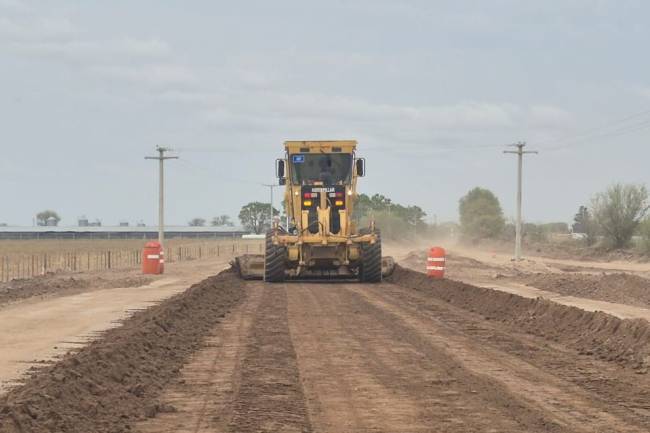 Avanza la pavimentación de nuevos tramos de la Ruta Provincial 10, la columna vertebral vial de Córdoba