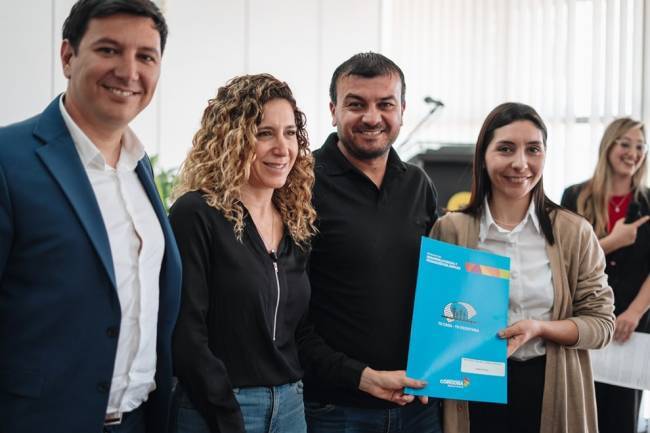 Laura Jure entregó créditos del Banco de la Gente y escrituras a familias de Oncativo