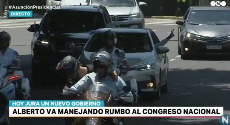 Alberto Fernández maneja su auto rumbo a la presidencia