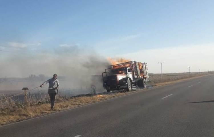 Se incendió camión con leña en Olaeta